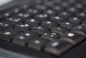 Es ist eine schwarze Tastatur mit weißer Schrift abgebildet