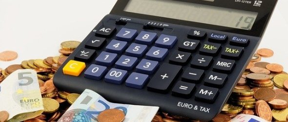 Taschenrechner der auf Geld liegt