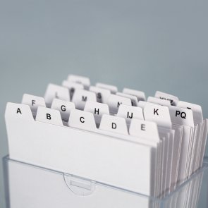 Mit Karteikarten ist das Alphabet dargestellt