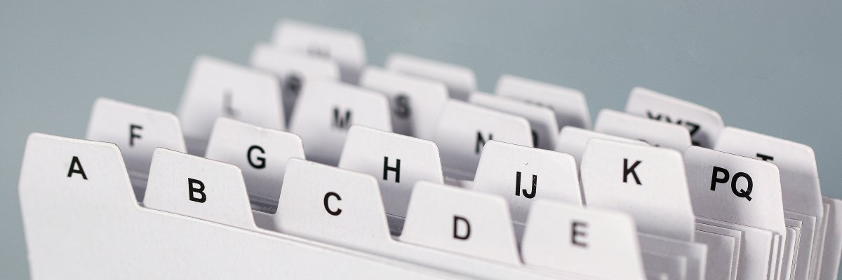 Mit Karteikarten ist das Alphabet dargestellt Mit Karteikarten ist das Alphabet dargestellt