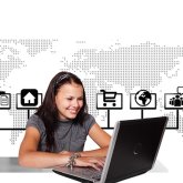 Eine Frau am Laptop, als Symbolbild für eine Ansprechpartnerin Eine Frau am Laptop, als Symbolbild für eine Ansprechpartnerin