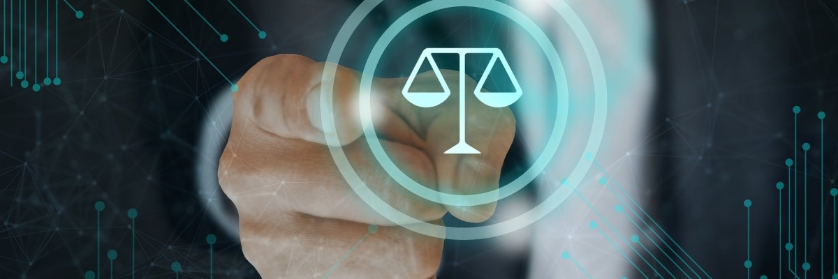 Hand zeigt auf eine aufgemalte Waage