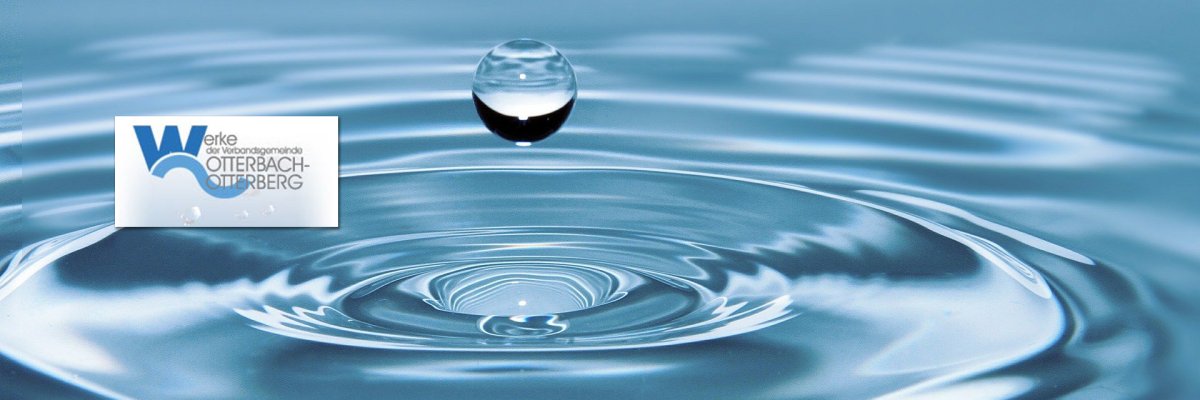 Ein Wassertropfen der in den See tropft Ein Wassertropfen der in den See tropft