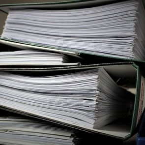 Ordner, die übereindander gestapelt sind