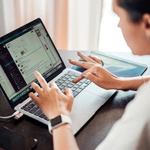 Jemand schreibt am Laptop