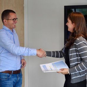 Ein Mann und eine Frau geben sich die Hand