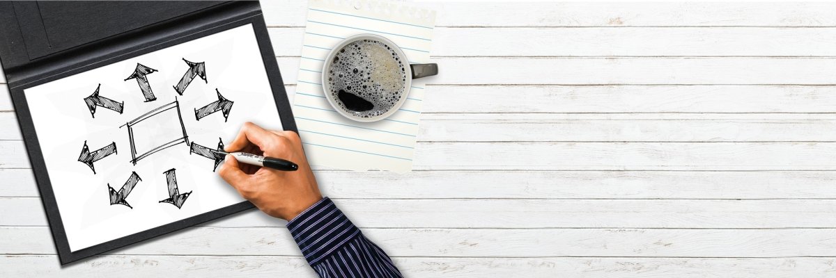 Ein Tablett mit Pfeilen die nach außen zeigen Ein Tablett mit Pfeilen die nach außen zeigen