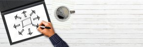 Ein Tablett mit Pfeilen die nach außen zeigen Ein Tablett mit Pfeilen die nach außen zeigen