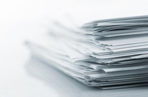 Papierstapel vor weißem Hindergrund