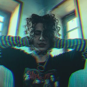 Eine Frau hält sich die Ohren zu Eine Frau hält sich die Ohren zu