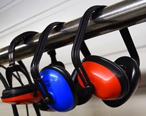 Blaue und rote Kopfhörer an einer Stange aufgehängt