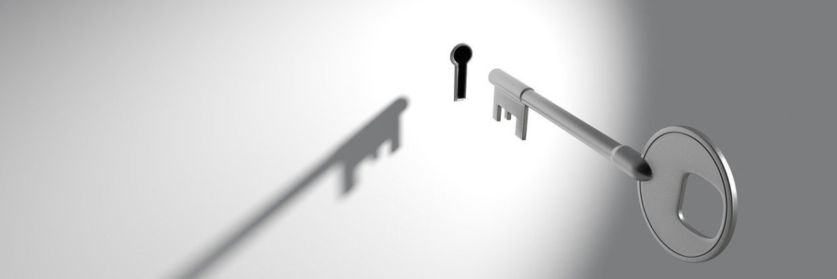 Ein Türschloss in das ein Schlüssel gesteckt wird Ein Türschloss in das ein Schlüssel gesteckt wird