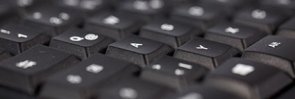 Eine schwarze Tastatur mit weißer Schrift