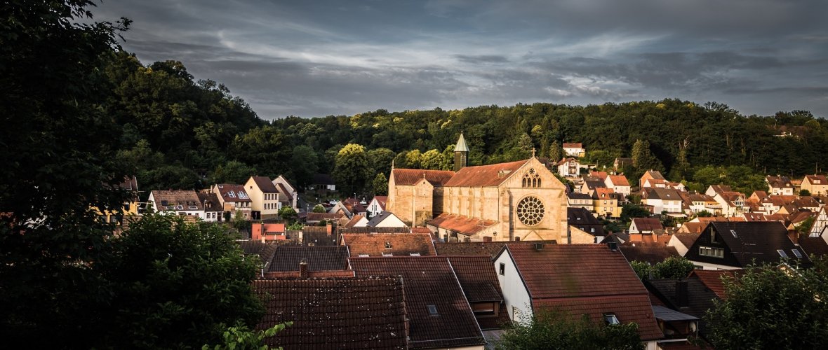 Bild zeigt die Abteikirche bei Nacht