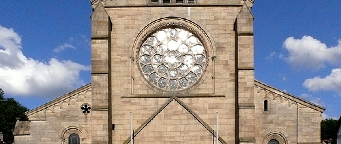 Bild zeigt die Westfassade der Abteikirche
