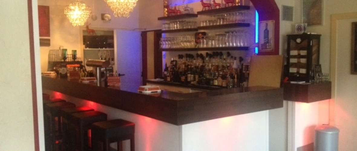 Lounge und Sportsbar...