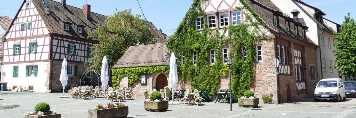 Kirchplatz mit Gasthaus Krone